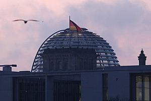 Reichstagskuppel bei Sonnenaufgang, über dts Nachrichtenagentur über dts Nachrichtenagentur