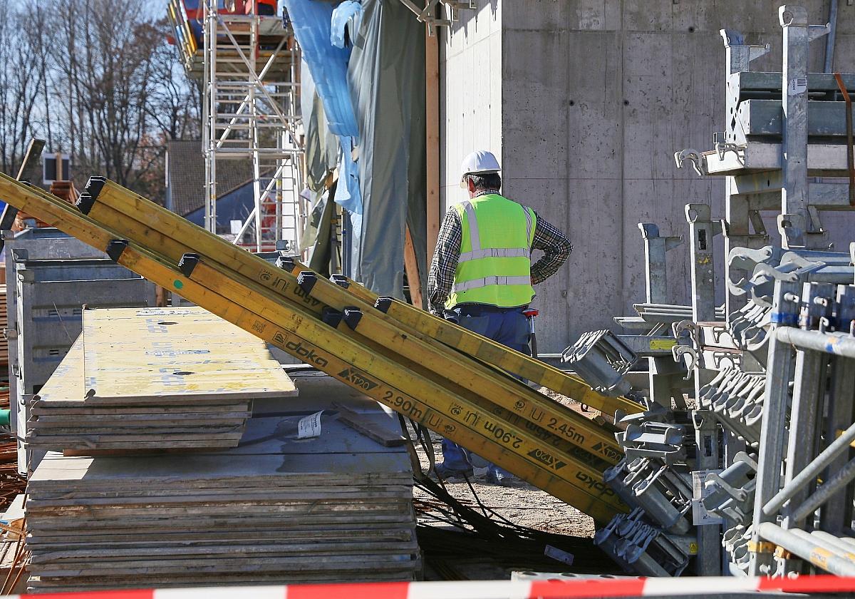 Bauarbeiter auf Baustelle (Archiv)