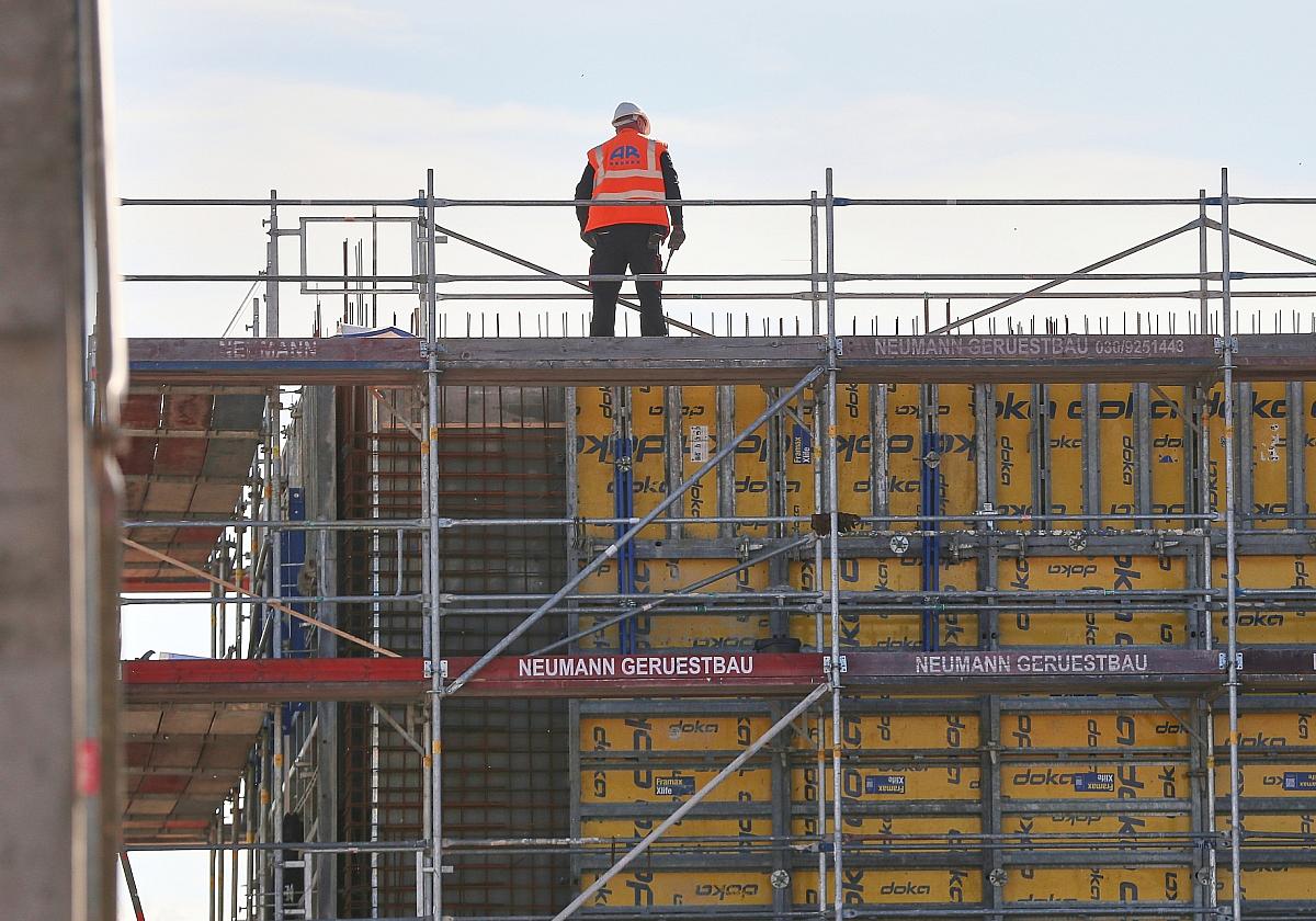 Bauarbeiter auf einer Baustelle (Archiv)