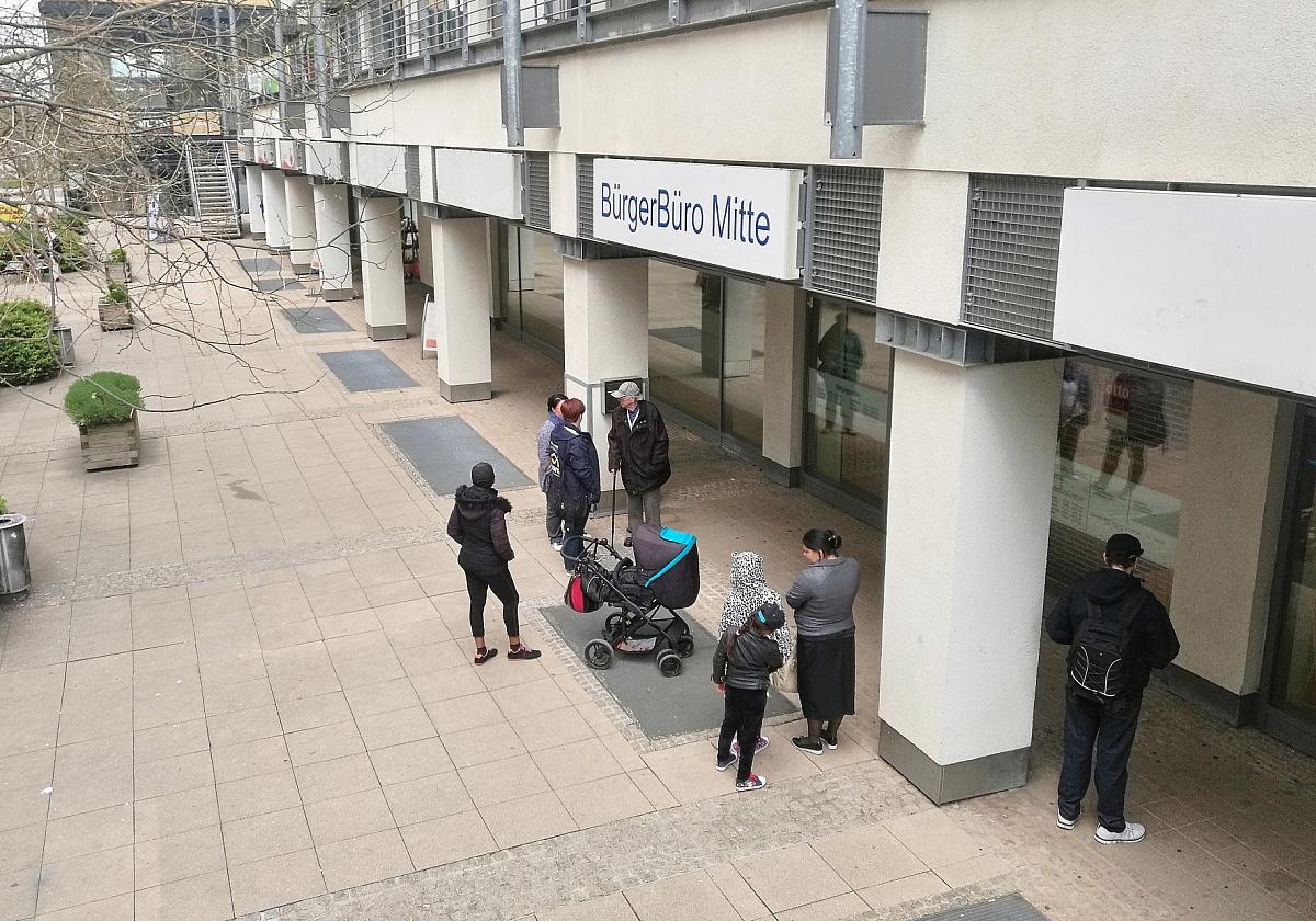 Menschen warten vor Bürgerbüro (Archiv)