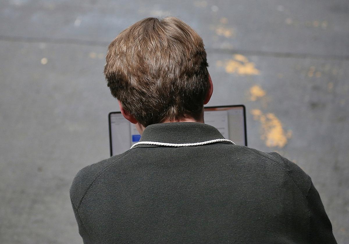 Mann mit Laptop (Archiv)