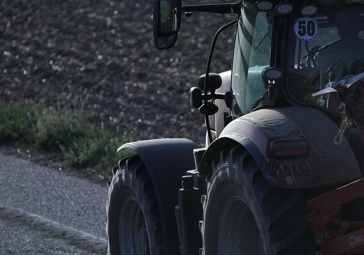 Bauer auf Traktor (Archiv)