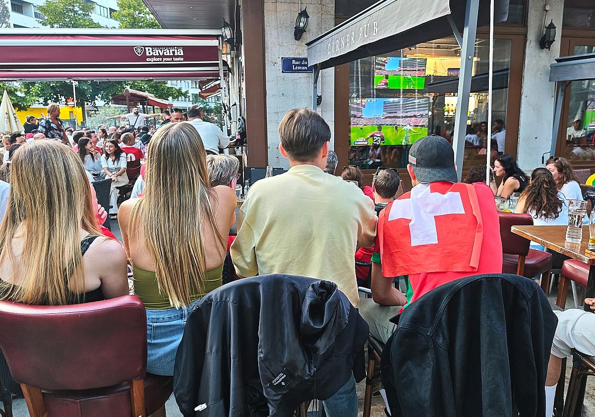 Fans und Interessierte schauen in einer Bar in Genf Fußball (Archiv)