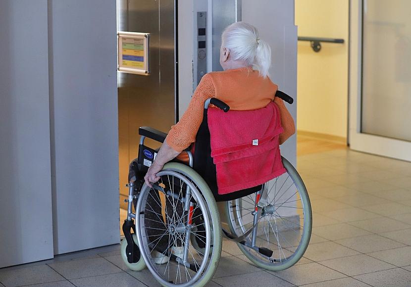 Frau sitzt in einem Rollstuhl im Pflegeheim (Archiv), via dts Nachrichtenagentur