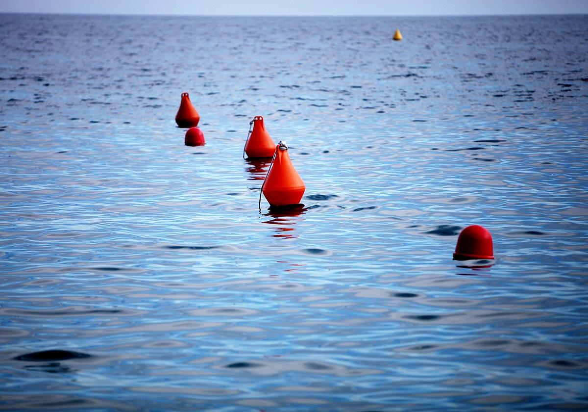 Bojen im Meer (Archiv)