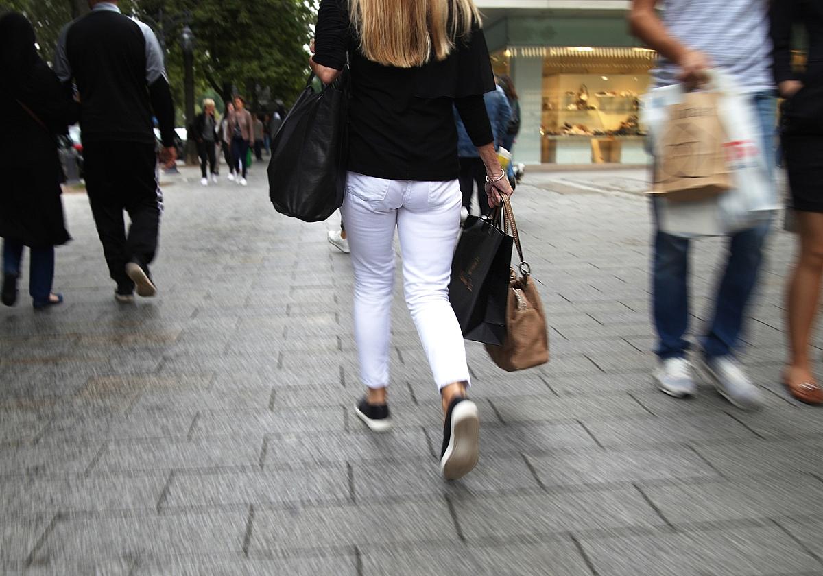 Passantin in der Düsseldorfer Kö (Archiv)