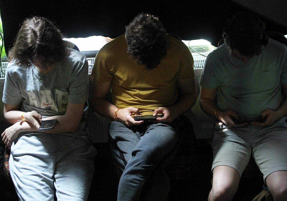Junge Leute mit Smartphones (Archiv)