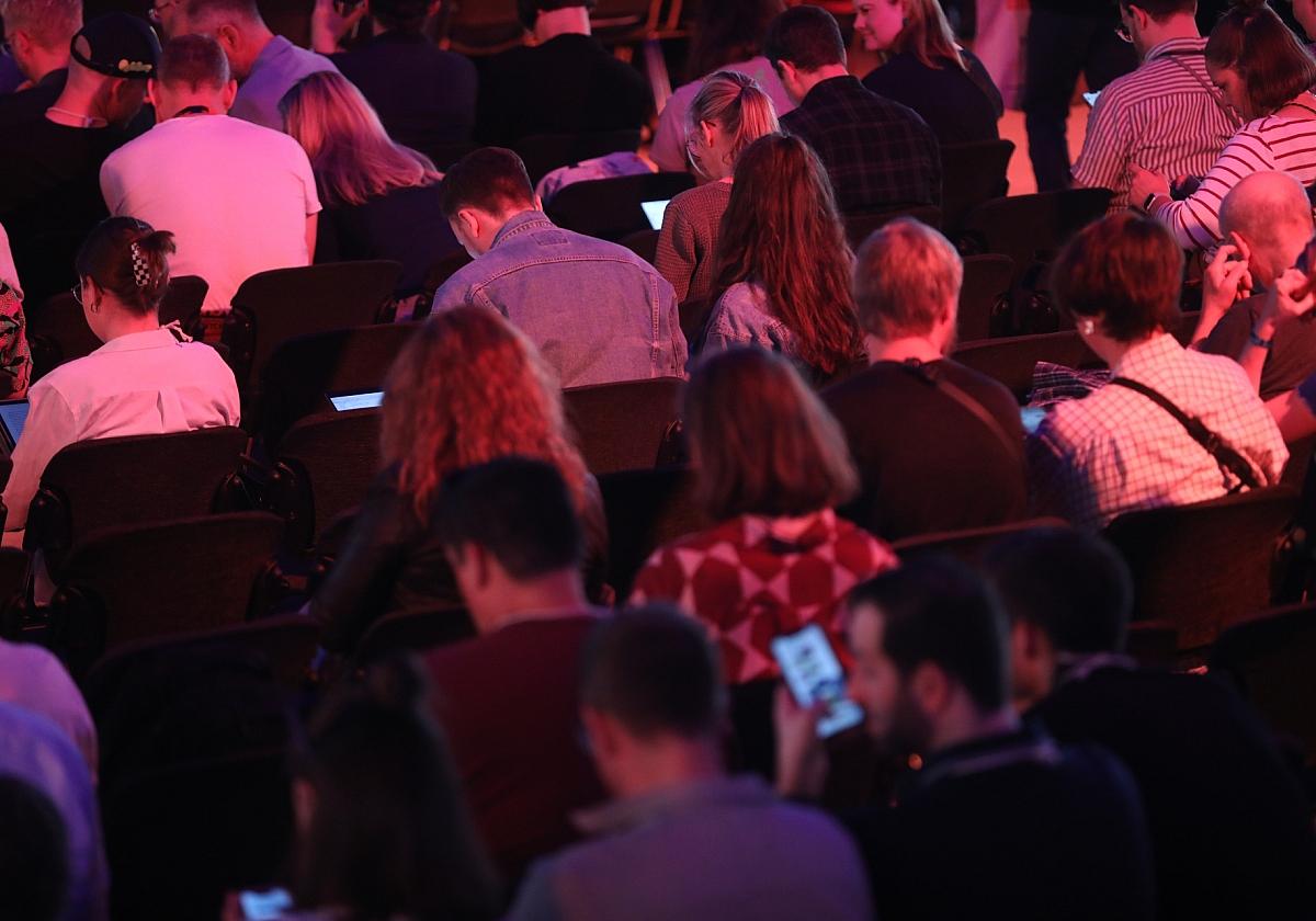Junge Leute mit ihren Smartphones (Archiv)