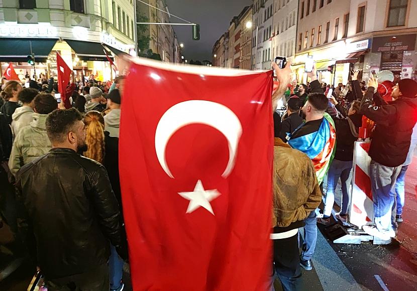 Türkische Fans feiern (Archiv), via dts Nachrichtenagentur