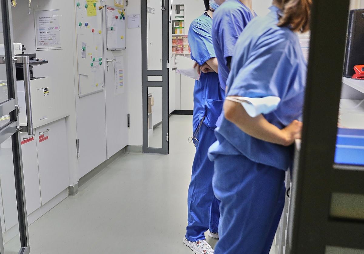 Medizinisches Personal in einem Krankenhaus (Archiv)