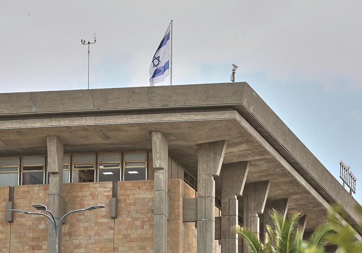 Israelische Fahne an der Knesset (Archiv)
