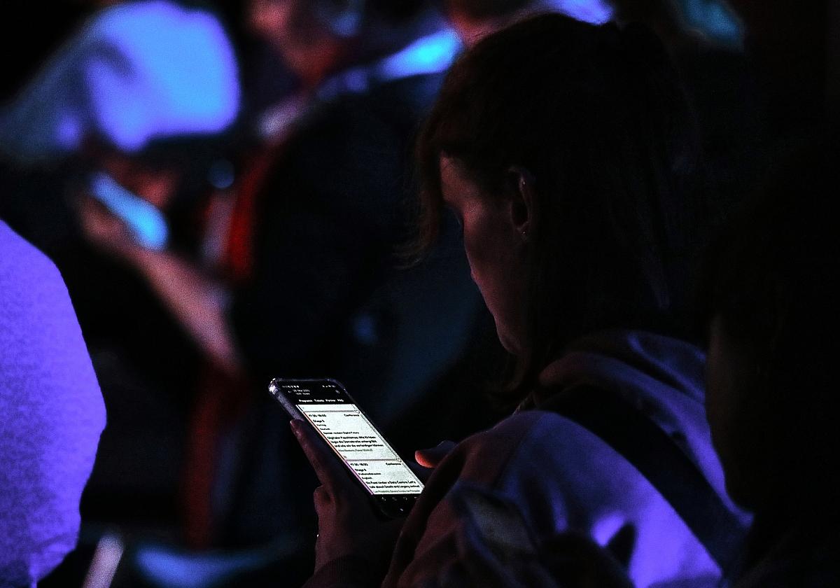 Junge Frau mit Smartphone (Archiv)