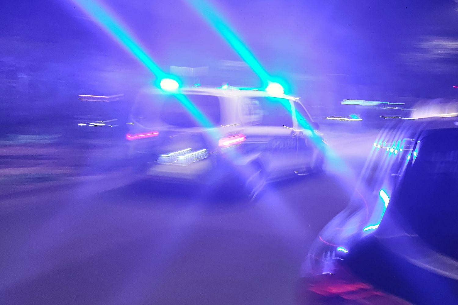 Unbekannte verschütten rote Farbe in Berlin-Lichtenberg Polizeiauto (Archiv)